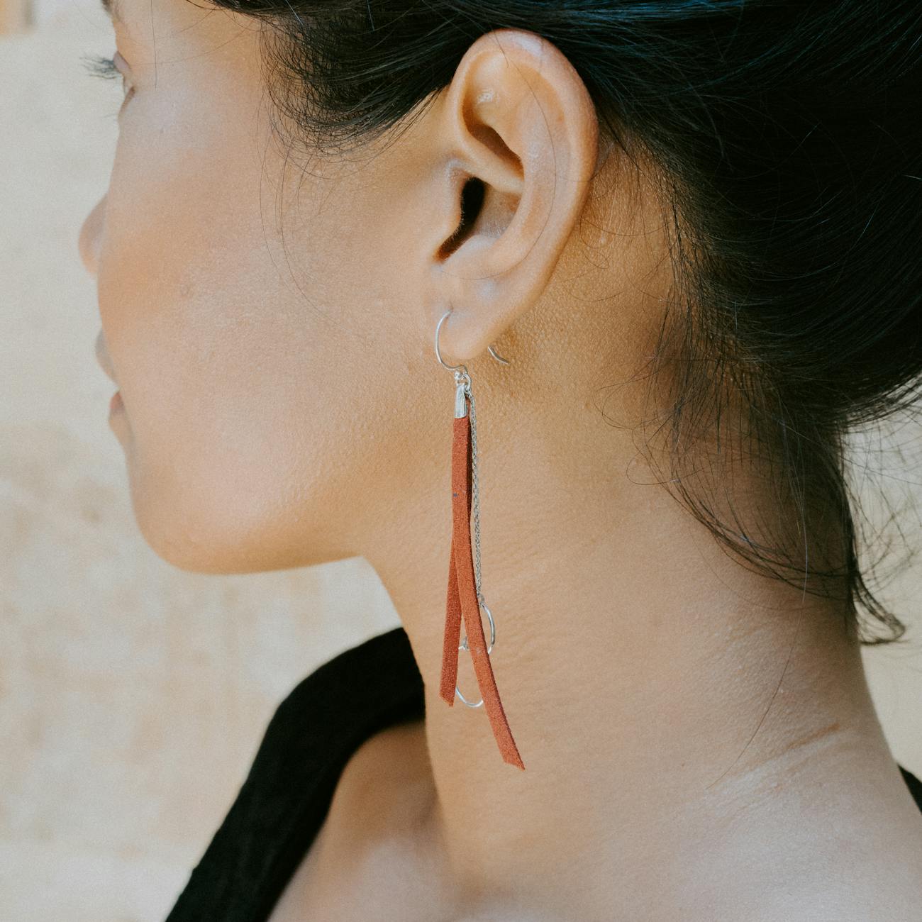 woman wearing drop earring