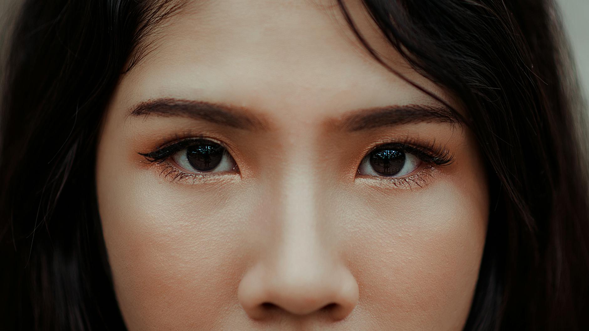 close up photography of a woman